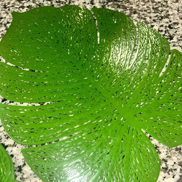 Green Leaf-Shaped Placemat Set of 4 - Picture 3 of 4
